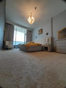 Rúm í herbergi á LUXURY 2 Bedroom Apartment in GATEWAY Residence