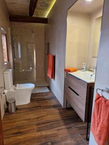a bathroom with a tub and a toilet and a sink at Cozy 1 Bedroom House in Iz-Zejtun in Żejtun