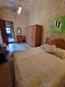 een slaapkamer met een groot bed in een kamer bij Cozy 1 Bedroom House in Iz-Zejtun in Żejtun