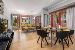 Posedenie v ubytovaní Luxury City Center Apartment -50m to the sea