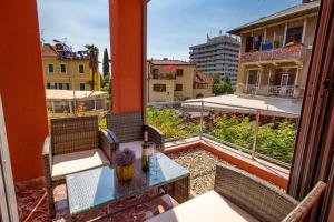 een balkon met een tafel en stoelen en een raam bij Luxury City Center Apartment -50m to the sea in Opatija