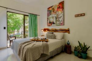 Un dormitorio con una cama y una bandeja. en Tamarindo Sunshine, en Tamarindo