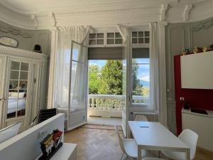 Photo de la galerie de l'établissement Suite Célestine Palace Excelsior vue lac, à Aix-les-Bains