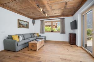 フューゲンにあるLottis Dahuamのソファとテーブルのあるリビングルーム