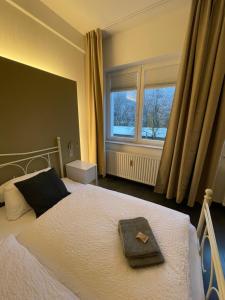 - une chambre avec un grand lit et une fenêtre dans l'établissement TruRetreats Design Loft I Riesige Küche I Wallbox I 65z SmartTV I 150qm, à Hambourg