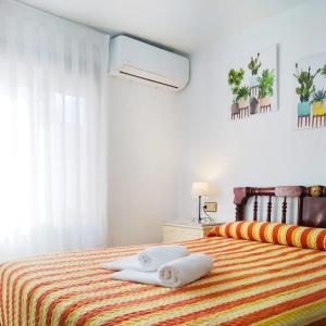 een slaapkamer met een bed met handdoeken erop bij Casa Rural Celia in Ayna