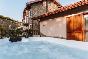 a hot tub in front of a house at Borgo del Bambù in Perito