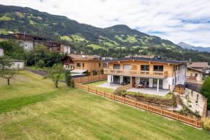 フューゲンにあるLottis Dahuamの山を背景にした家の航空写真