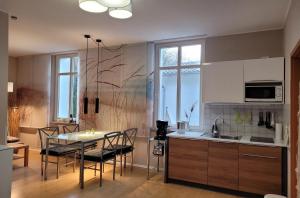 Una cocina y un comedor con mesa y sillas. en Ferienwohnung Strandburg, en Heringsdorf