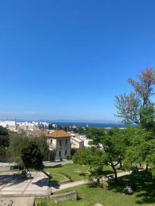 Vue sur une ville avec l'océan en arrière-plan dans l'établissement dar rima tanger, à Tanger