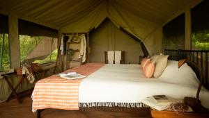 1 dormitorio con 1 cama en una tienda de campaña en Esirai Camp, en Sinoni