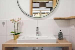 フューゲンにあるLottis Dahuamの洗面台と鏡のあるバスルーム +10枚の写真