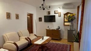 Telewizja i/lub zestaw kina domowego w obiekcie HOTEL - Pałac Słonowice