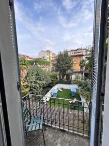 米蘭的住宿－阿斯普羅蒙特酒店，享有泳池景致的阳台