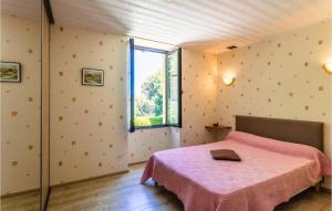 Saint-Crépin-et-CarlucetにあるPet Friendly Apartmentのベッドルーム1室(ピンクベッド1台、窓付)