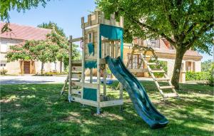 Saint-Crépin-et-CarlucetにあるPet Friendly Apartmentの庭滑り台付き遊び場