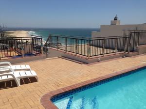 Kolam renang di atau dekat dengan African Penthouse Suite
