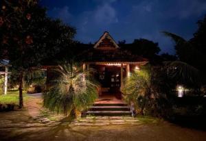 una casa con escaleras que conducen a ella por la noche en Marari Green Villas en Mararikulam