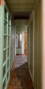 un pasillo vacío en una casa con paredes verdes en Квартира в Агудзере, en Agudzera