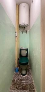baño con aseo verde en una habitación en Квартира в Агудзере, en Agudzera