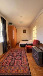 Habitación con alfombra en el suelo y cama en Квартира в Агудзере, en Agudzera
