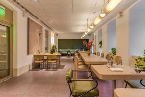 une salle à manger avec des tables et des chaises ainsi qu'une salle de classe dans l'établissement Sophia Hotel Kyiv, à Kiev