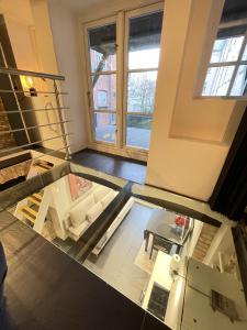 Cette chambre offre une vue sur un sol en verre. dans l'établissement Studio Apartment in the heart of Aalborg, à Aalborg