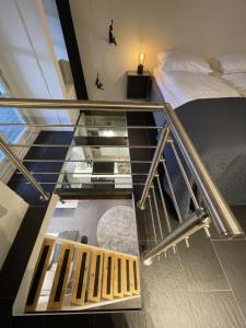 Cette chambre comprend une table en verre et un lit. dans l'établissement Studio Apartment in the heart of Aalborg, à Aalborg