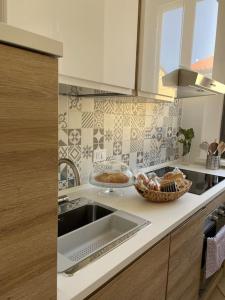 A cozinha ou cozinha compacta de A casa di Lorena - your apartment in the center