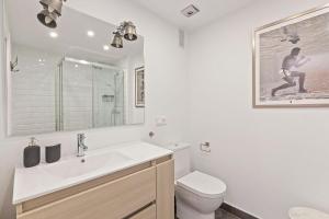 Kúpeľňa v ubytovaní Precioso apartamento a 5 minutos andando de la playa + 32 fotografií