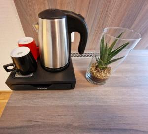 a coffee maker and a pineapple on a counter at Hotel Frankfurt Messe in Frankfurt/Main