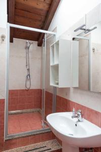 La salle de bains est pourvue d'un lavabo et d'une douche. dans l'établissement Il Falco, à Castellarano