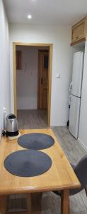 drewniany stół z dwoma matami na górze w obiekcie Apartament Busko-Zdrój - Franio w Busku Zdroju +4 zdjęcia