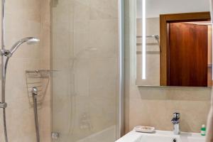 bagno con doccia e lavandino di Haus Excelsior Top 29 a Seefeld in Tirol
