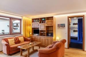 un soggiorno con 2 sedie e un tavolo di Haus Excelsior Top 29 a Seefeld in Tirol