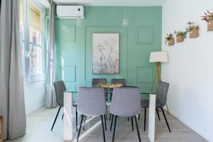 a dining room with a glass table and chairs at Tetuán Olehousing in Seville +120 photos