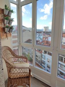 una silla sentada frente a una ventana en Piso Prol, en Ourense