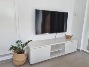 Un televizor și/sau centru de divertisment la Studio Apartment Volterra Curacao