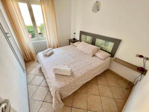 1 dormitorio pequeño con 1 cama en una habitación en Borgo Antico Apartments, en Toscolano Maderno