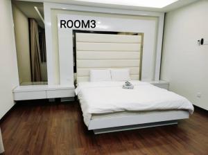 una camera da letto con un letto bianco con un cartello sopra di Bungalow cheras hijauan residence HomeStay 6 bedrooms a Cheras