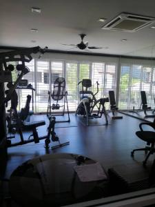 Posilňovňa alebo fitness centrum v ubytovaní Bungalow cheras hijauan residence HomeStay 6 bedrooms