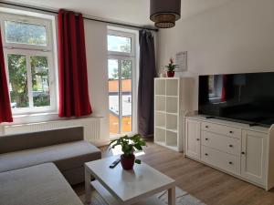 TV a/nebo společenská místnost v ubytování Cityappartement am Bauhaus-Museum