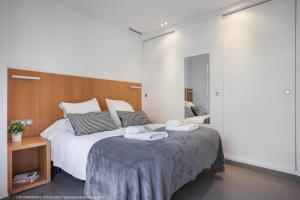 1 dormitorio con 1 cama grande y toallas. en Flateli Navas D01 en Barcelona
