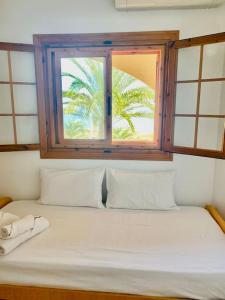 a bed in a room with a window at Bungalow en Arenales del Sol in Arenales del Sol