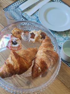 um prato de vidro com bolos sobre uma mesa em Ca Veja B&B Forlì em Forlì