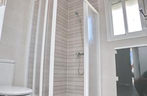 コニル・デ・ラ・フロンテーラにあるChalet Lobitaのバスルーム(シャワー、トイレ付)、窓が備わります。