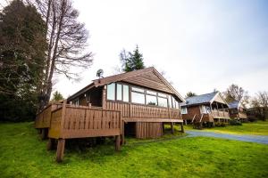 Trawsfynydd的住宿－Mountain View Log Cabin - Wales，草木房子,带长凳