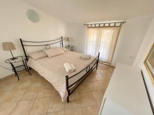 A bed or beds in a room at Borgo Antico Apartments