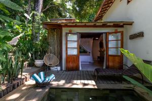 uma casa com uma piscina de mergulho num jardim em DA GRAÇA HOTEL em Trancoso