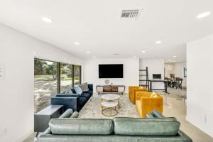 uma sala de estar com dois sofás e uma televisão em Sandals Beach Cottage em Fort Lauderdale